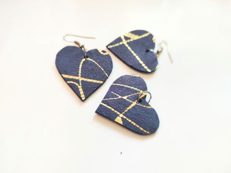 Bijuterii Noutați - Set pandantiv și cercei cu inimioare din piele naturală albastra cu inserții aurii