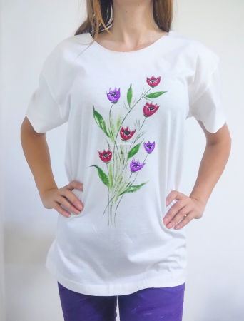 ÎMBRĂCĂMINTE - Tricou alb pictat manual cu lalele