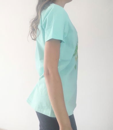 Tricou bleu pictat manual cu flori de camp [1]