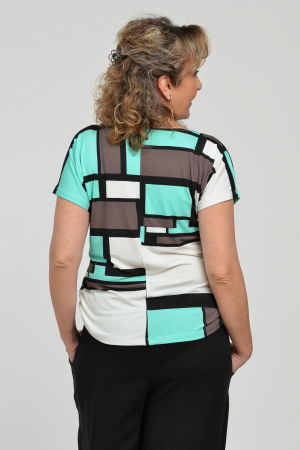 Tricou cu maneca cazuta si usor cambrat din vascoza cu imprimeu geometric pe fond alb [10]