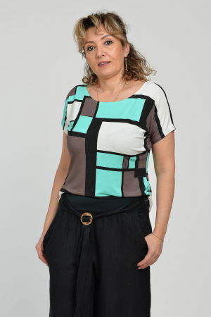 Tricou cu maneca cazuta si usor cambrat din vascoza cu imprimeu geometric pe fond alb [2]