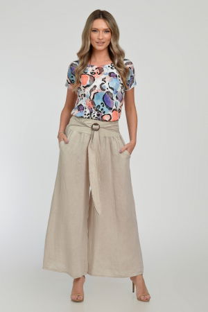 Tricouri Mânecă Scurtă - Tricou cu maneca cazuta si usor cambrat din vascoza cu imprimeu colorat pe fond alb