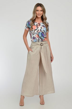 Tricou cu maneca cazuta si usor cambrat din vascoza cu imprimeu colorat pe fond alb [1]