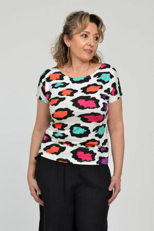 Tricou cu maneca cazuta si usor cambrat din vascoza cu imprimeu colorat pe fond alb [4]