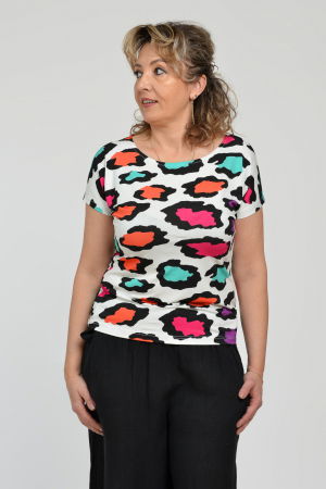 Tricou cu maneca cazuta si usor cambrat din vascoza cu imprimeu colorat pe fond alb [3]