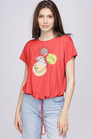 ÎMBRĂCĂMINTE - Tricou din vascoza cu snur la poale si imprimeu chip, corai