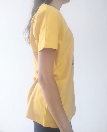 Tricou galben pictat manual , cu fluturi și lalele [1]