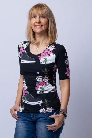 ÎMBRĂCĂMINTE - Tricou negru cu imprimeu floral si tenisi