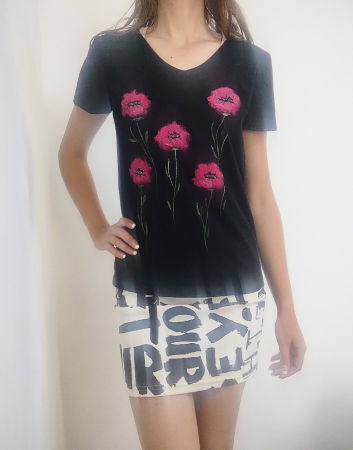 Tricouri Pictate Manual - Tricou negru pictat manual cu maci