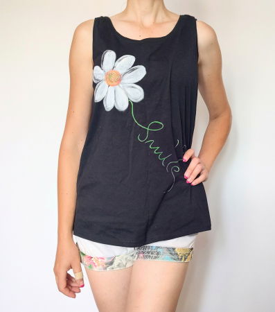 Maiou negru ,pictat manual ,cu margareta și mesaj Smile [1]