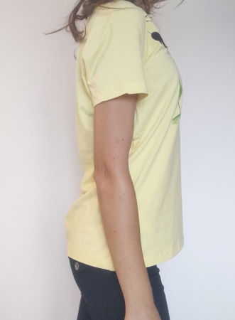 Tricou galben pictat manual ,cu  flori colorate și păsșiele [2]