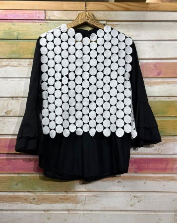 Vestă albă cu elemente circulare, design artistic texturat [2]