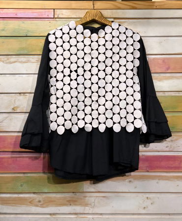 Vestă albă cu elemente circulare, design artistic texturat [4]