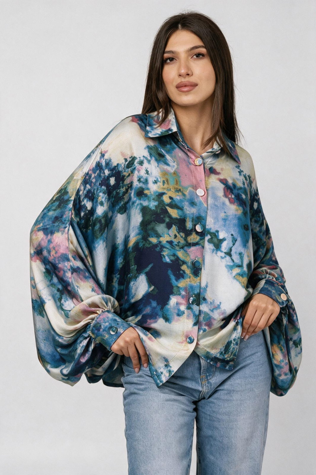 Camasa din satin oversize, cu maneci bufante si imprimeu pictural albastru