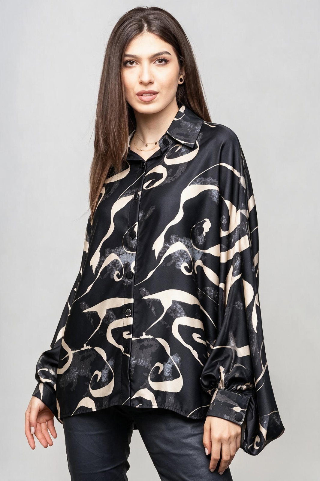 Camasa din satin oversize, cu maneci bufante si imprimeu grafic alb negru