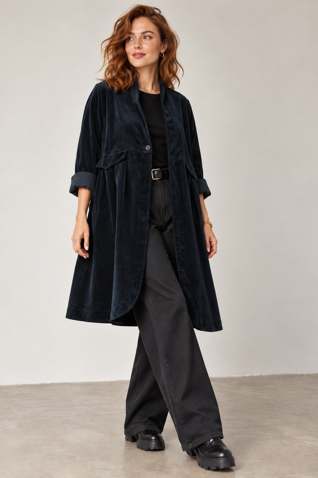 Jacheta lunga din catifea cu croi evazat, pliuri ample si design minimalist, neagra