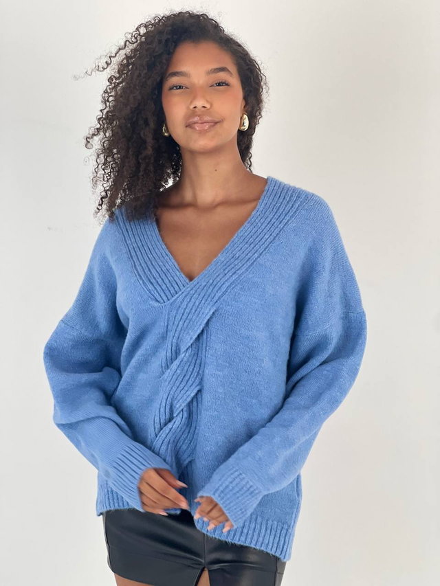 Pulover cu impletitura decorativa pe piept si decolteu in V, bleu