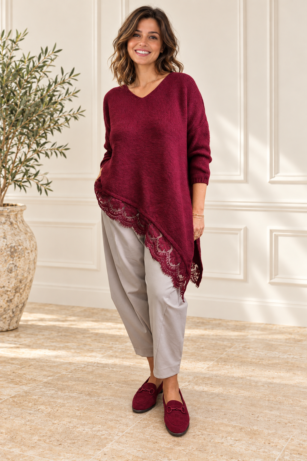 Pulover pufos bordo, oversize cu colt si dantela pe margini si decolteu in V