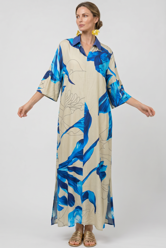 Rochie maxi bej cu imprimeu floral albastru si croiala fluida