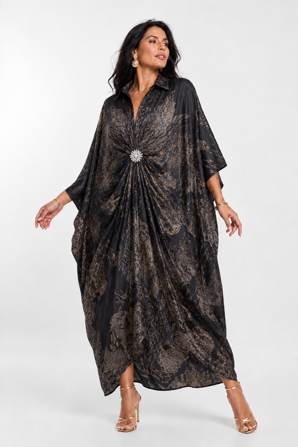 Rochie maxi tip caftan neagra cu imprimeu grafic bej, drapaj si brosa detasabila