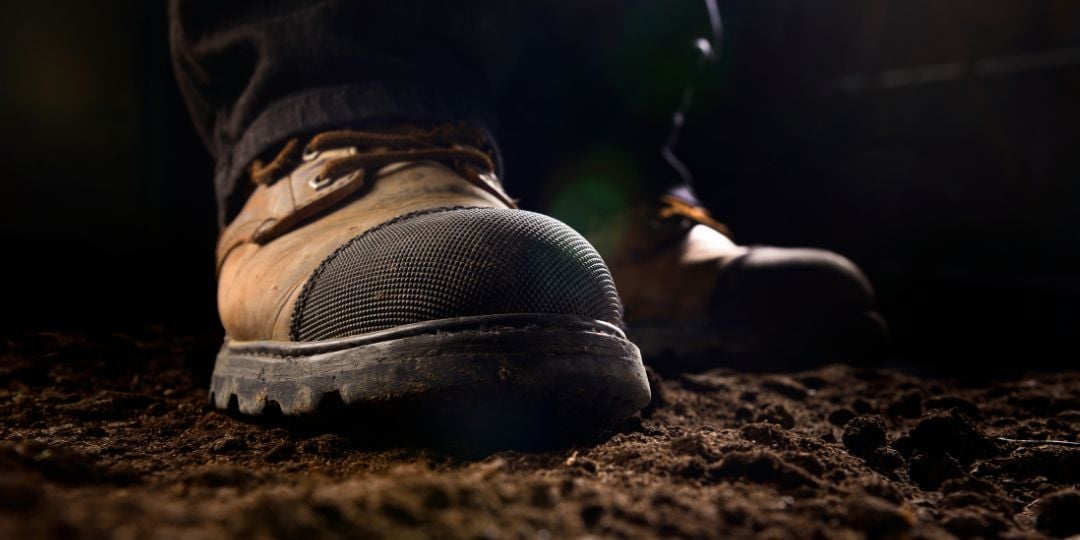 Ghidul esențial pentru alegerea bocancilor de protecție în sezonul rece