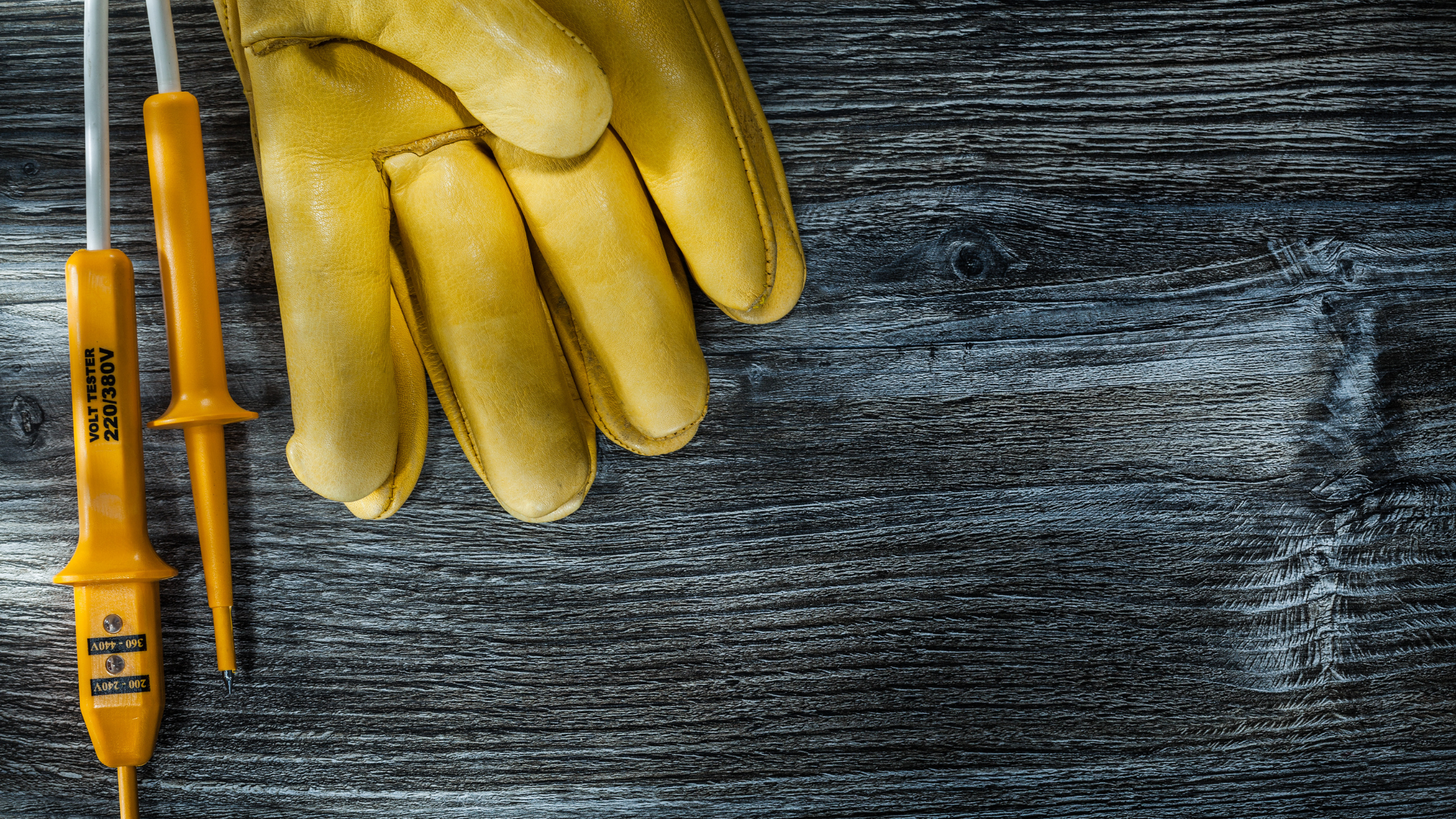 Șoc! Cum abordăm pericolul de șocuri electrice la lucru? Mănușile electroizolante