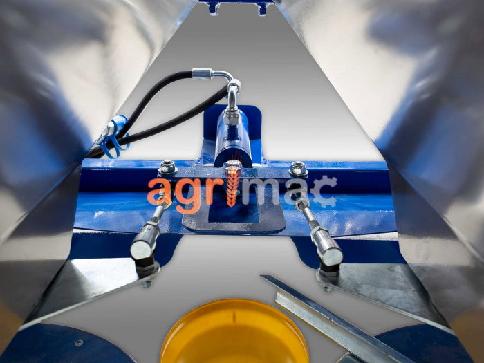 Distribuitor îngrășăminte cu 2 discuri și sărăriță hidraulică 2L1500H – 1500L, 18-20m [11]