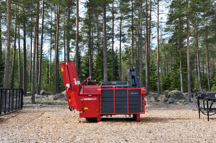 Japa® 435 TRE – Linie tăiere-despicare lemne cu PTO și motor electric 15 kW, Finlanda [16]