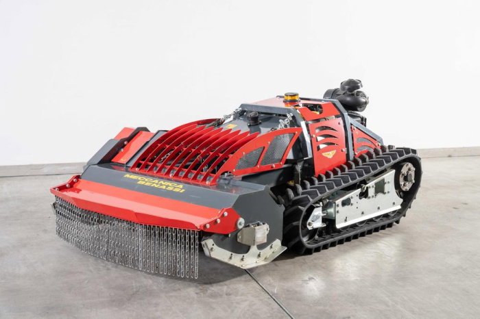 meccanica-benassi-ninja-remote-control-mulcher-110cm-vanguard-23hp-tracked.jpg [5]
