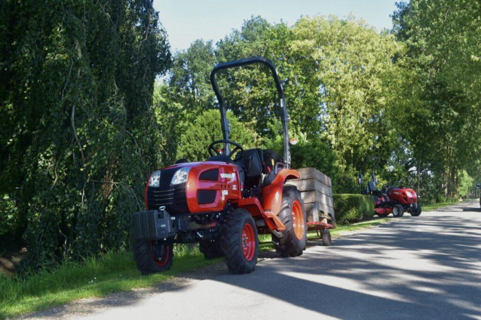 Shibaura SB25h – Tractor compact japonez 24 CP, transmisie hidrostatică, PTO 540/960, PTO intermediar, ridicare 650 kg [6]