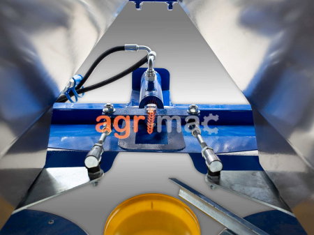 Distribuitor de îngrășăminte cu 2 discuri și sărăriță hidraulică 2L800H – 800L, 18-20m [11]
