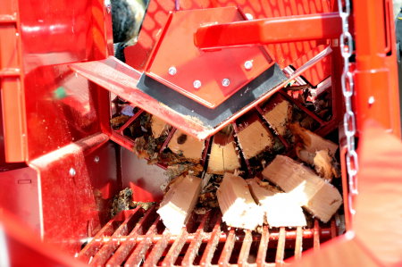 Japa® 435 TRE – Linie tăiere-despicare lemne cu PTO și motor electric 15 kW, Finlanda [13]