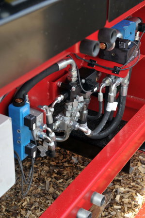 Japa® 435 TRE – Linie tăiere-despicare lemne cu PTO și motor electric 15 kW, Finlanda [9]