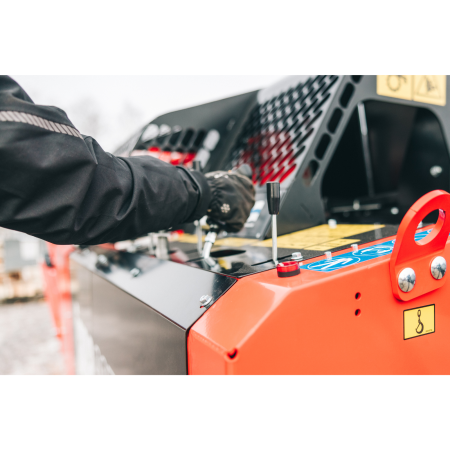 Japa 395 E – linie tăiere-despicare electrică cu motor 10 kW și pană 12,5 tone [22]