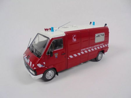 Machete autoturisme - Macheta ambulanta de pompieri Renault Master Van, scara 1:43