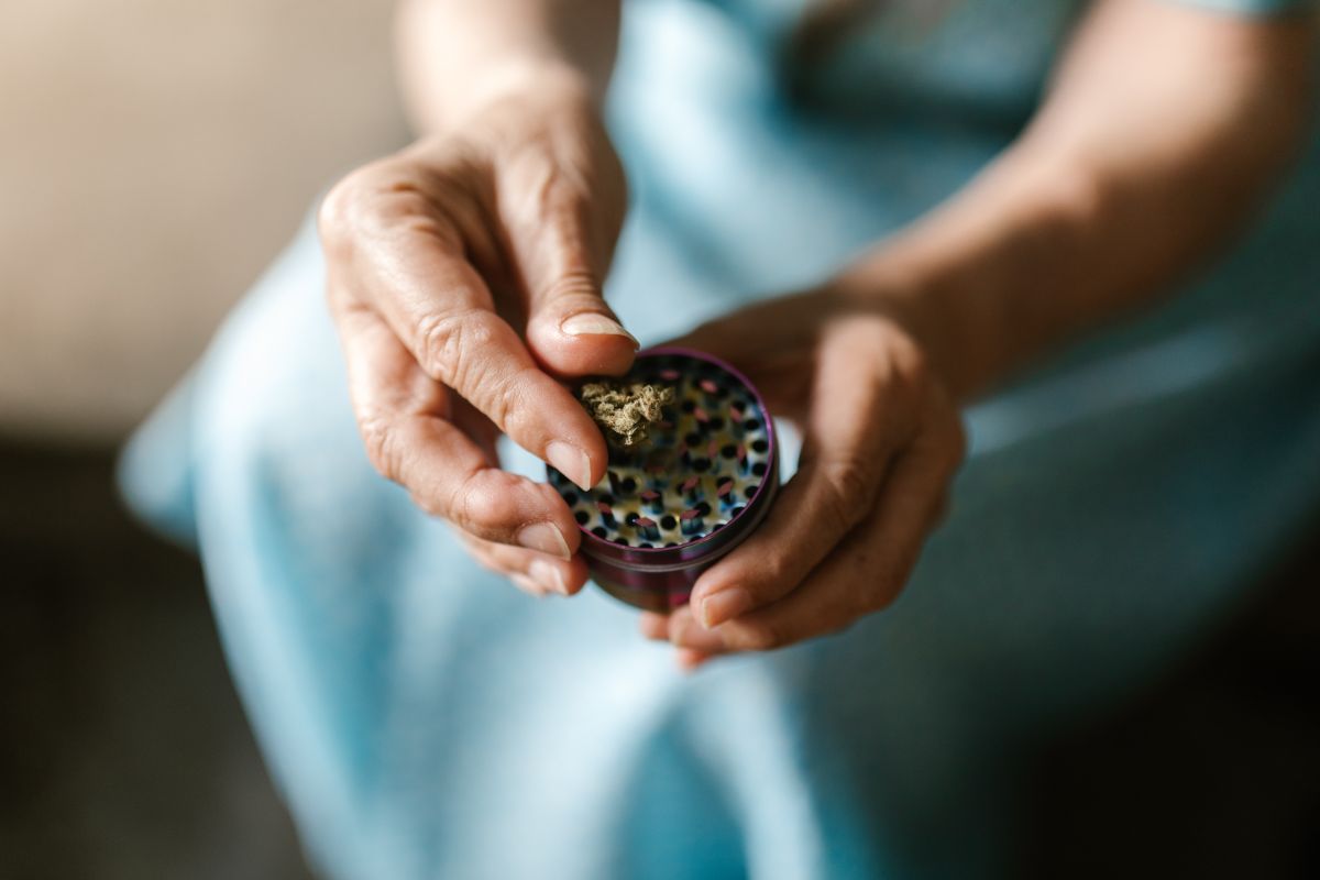 1. Ce este un grinder, ce este si cum se foloseste un grinder + avantajele acestuia - Grinder in mana