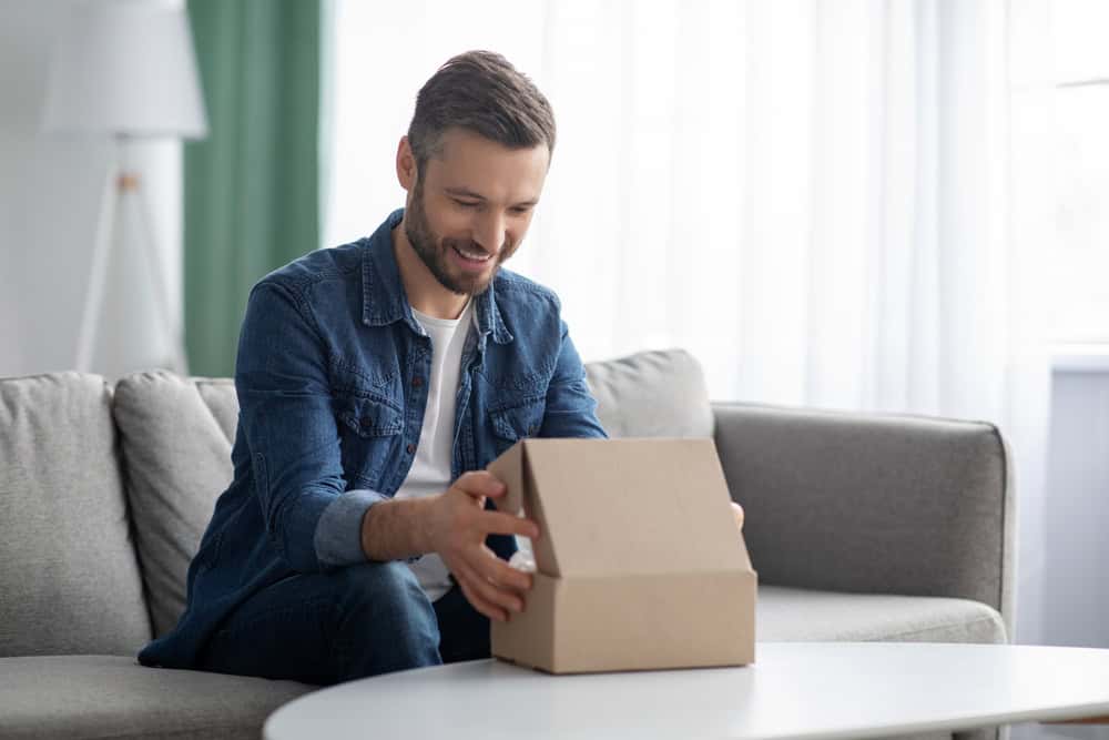 2. Cadouri haioase pentru fumatori, care pot starni amuzamentul
acestora- barbat care deschide o cutie-min