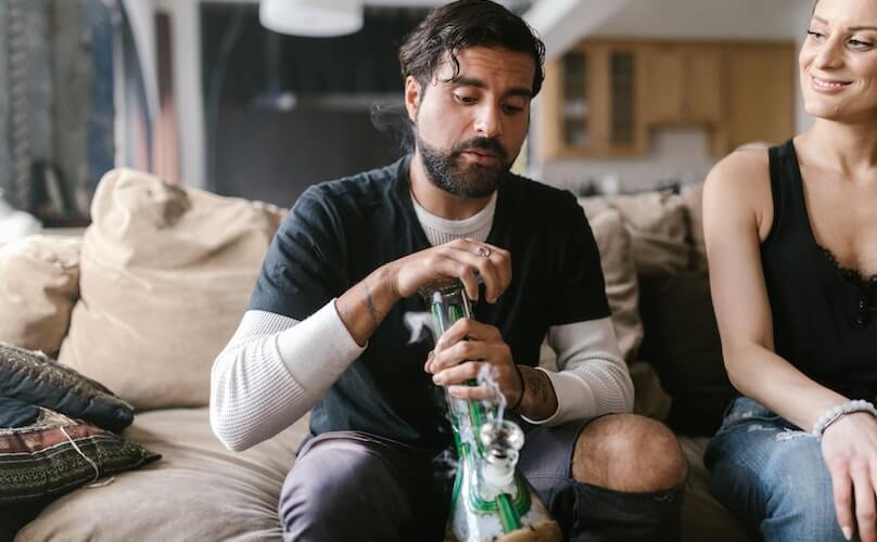 2. ce este un bong - femeie, barbat, bong