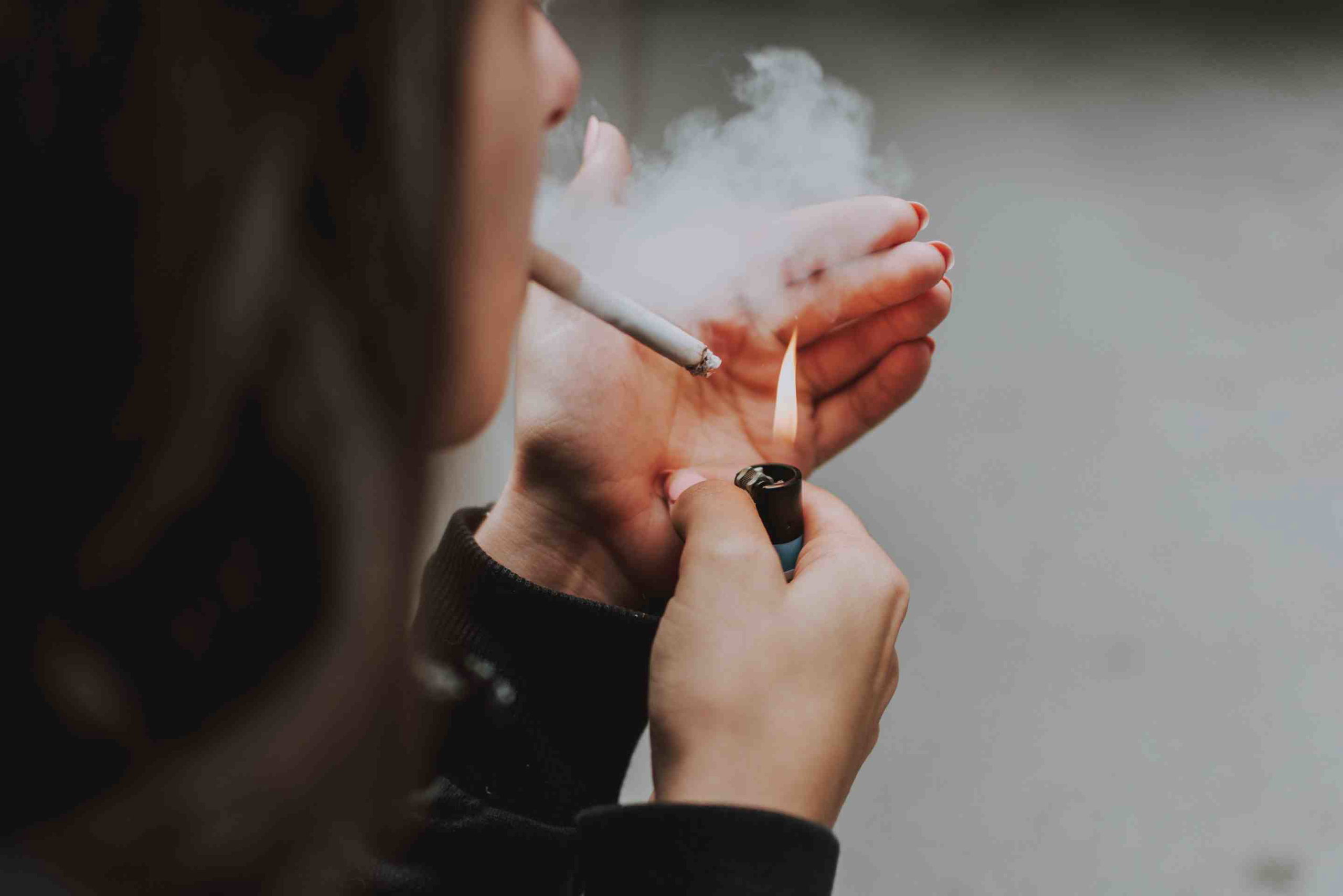 2.  Fumat vs vapat Care sunt diferentele dintre ele - femeie care fumeaza