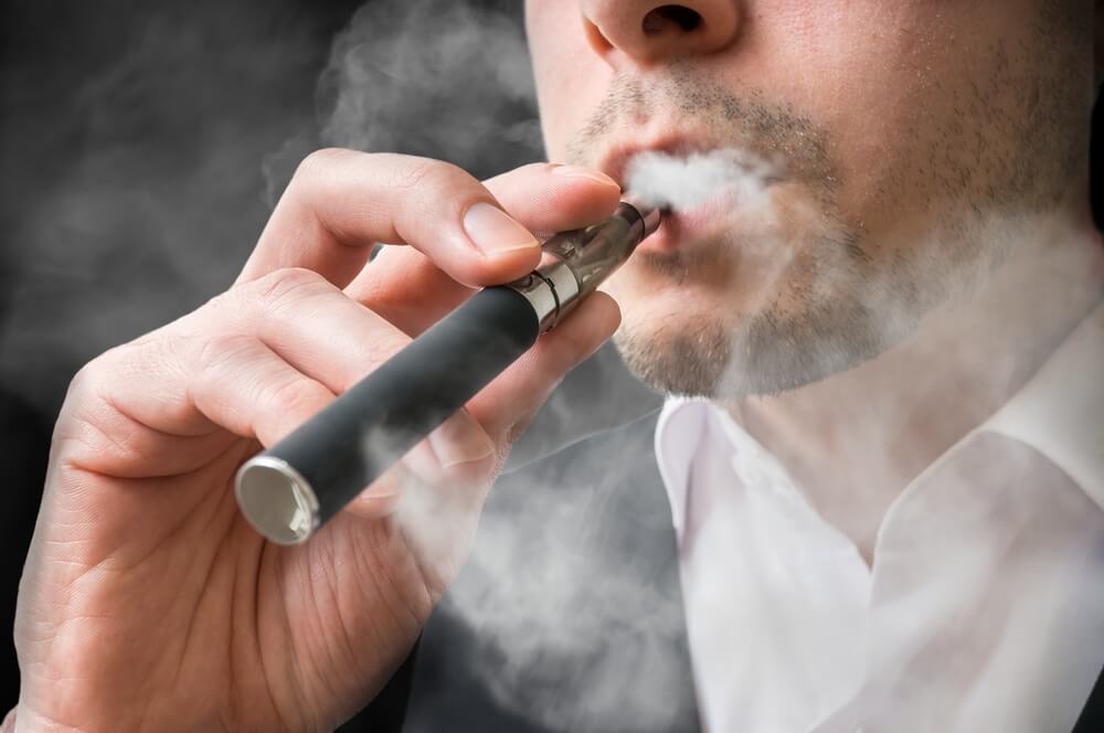 3. Cadou pentru iubit de Craciun sau pentru alte ocazii - idei pentru fumatori- barbat care fumeaza tigara electronica-min