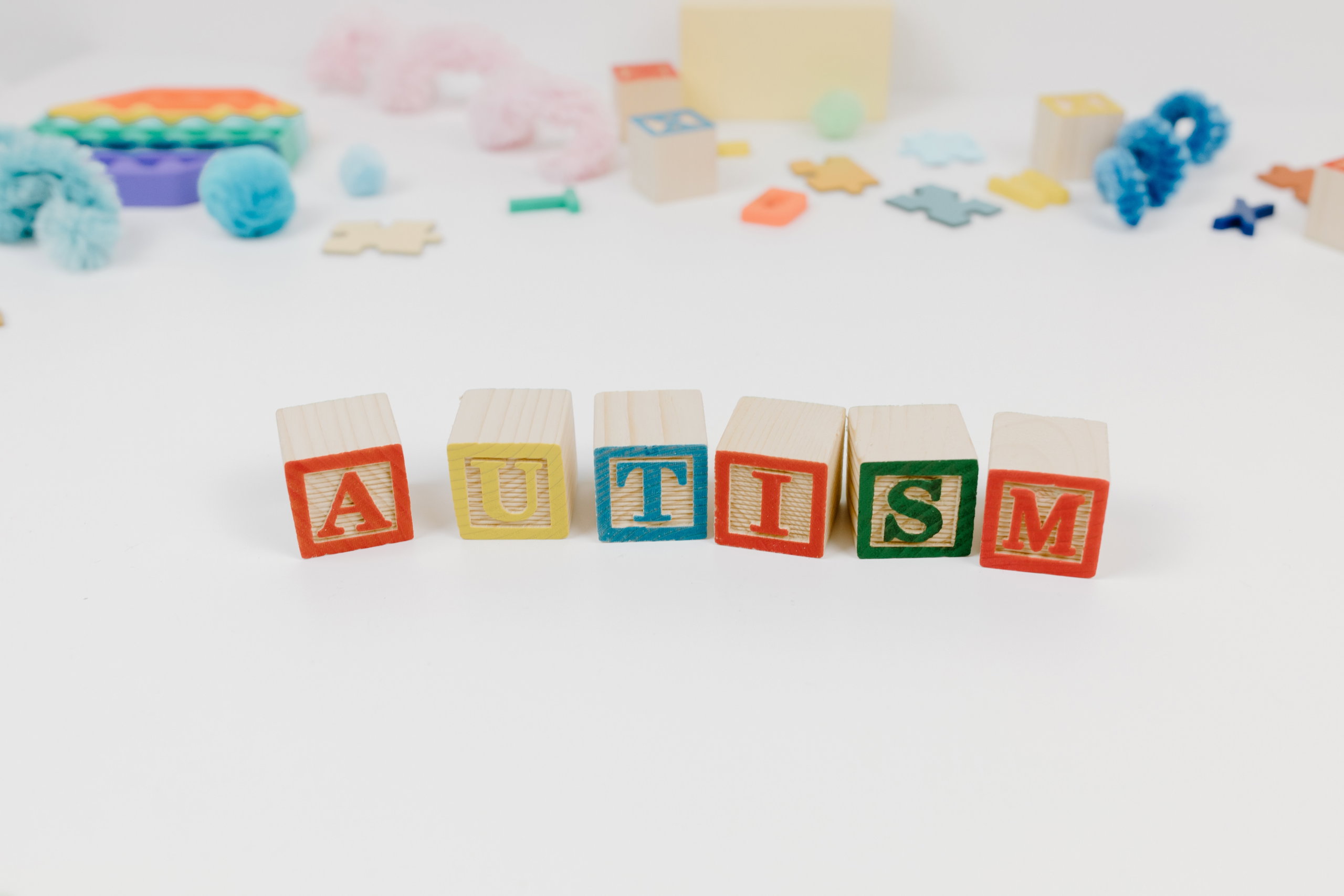 CBD in autism: beneficii, mod de administrare si ce arata studiile