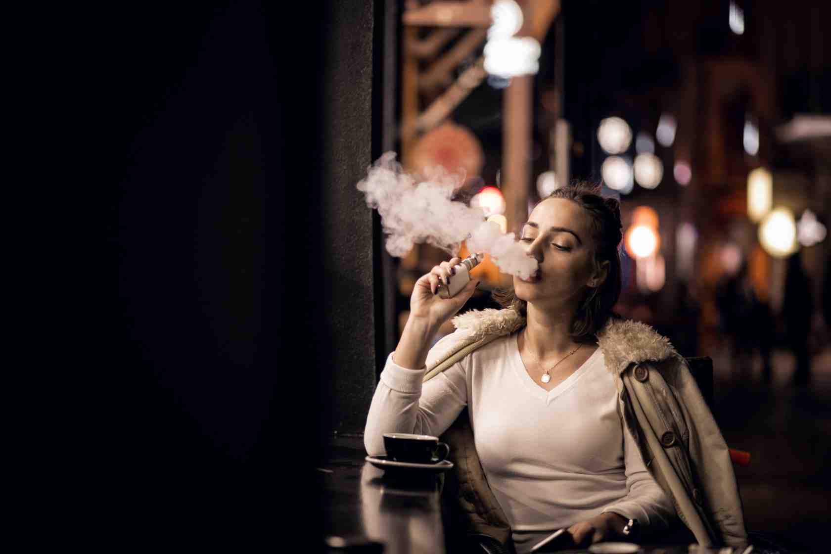 Vapat vs fumat: Cand este vapatul o alternativa mai buna pentru fumatori?
