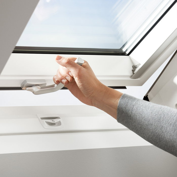 fereastra-mansarda-velux-glu-0061b-vârf-gamă-poliuretan-geam-triplu-operare-jos.jpg [5]
