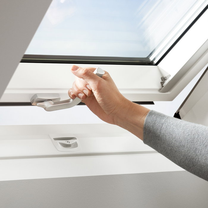 fereastra-mansarda-velux-glu-0051b-poliuretan-operare-de-jos-parapet-inalt.jpg [6]