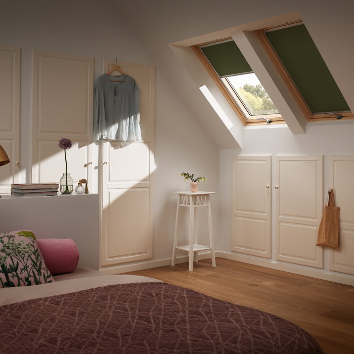 fereastra-mansarda-velux-gzl-1051b-operare-de-jos-parapet-inalt.jpg [9]