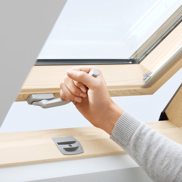 fereastra-mansarda-velux-gzl-1051b-operare-de-jos-parapet-inalt.jpg [6]