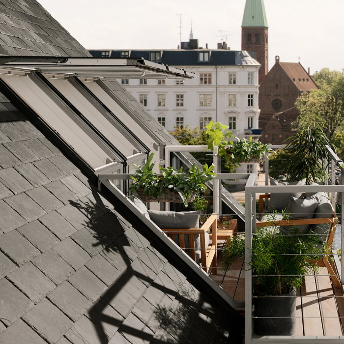fereastra-mansarda-velux-gel-vea-3065-acces-terasa-usa-exterior.jpg [7]