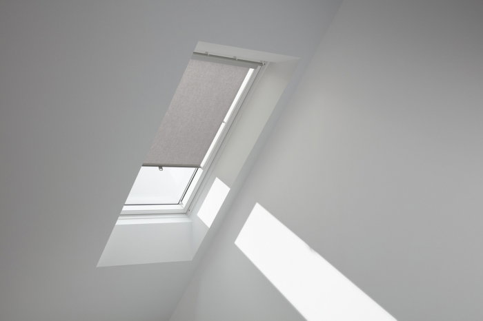 rulou-semi-transparent-cu-carlige-velux-rhl-3-pozitii.jpg [5]