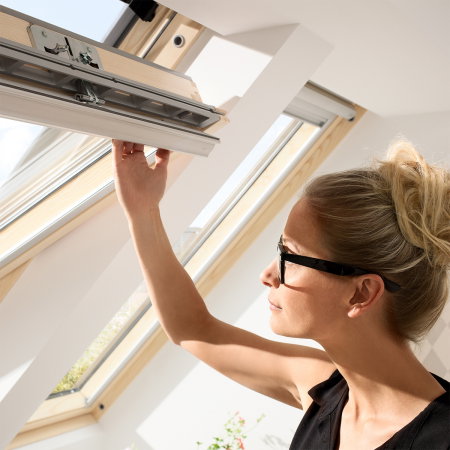 Ferestre de Mansardă VELUX - Gama Basic - fereastra-mansarda-velux-gzl-1051-basic-operare-de-sus-ventilare.jpg