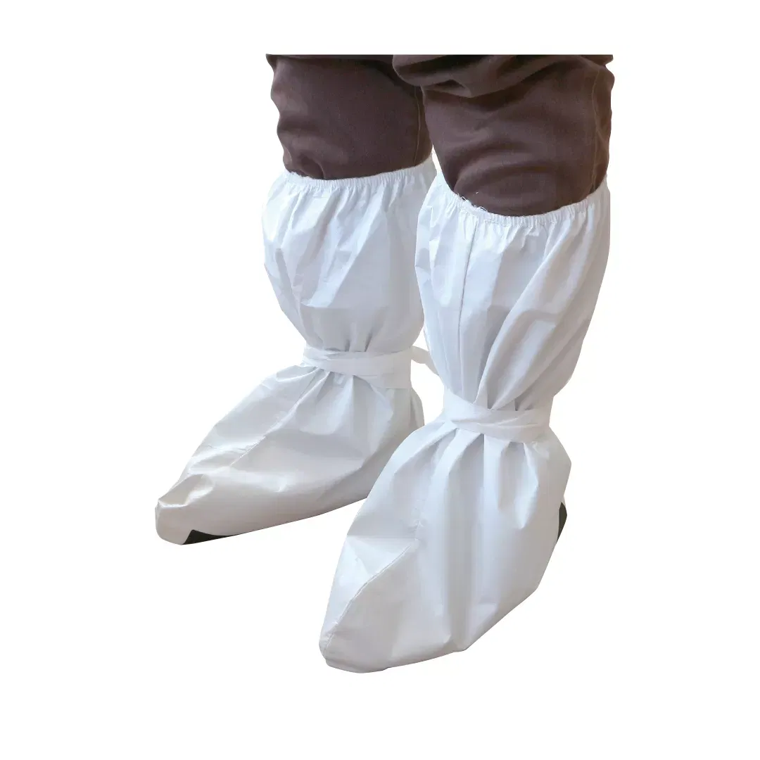 Uniforme medicale - Botosei de protectie, model inalt, cu snur, 1 pereche, albi, FM-86